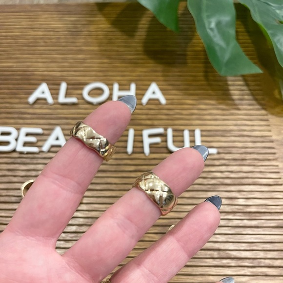 6 Assorted Costume Jewelry Rings - Picture 3 of 5